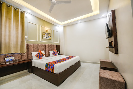 FabHotel Relax Inn Palace