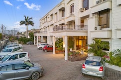 Hotel Paras, Dera bassi