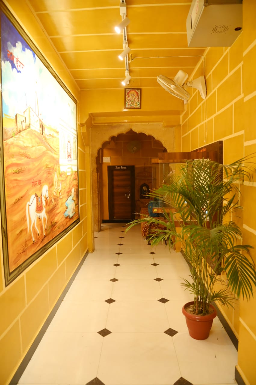 Hotel Shree Giriraj Palace - Tap to explore photos