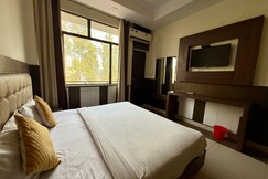 HOTEL TRIHARI (3 minutes drive to JANKI BRIDGE), Rishikesh