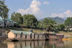mount everest houseboat, Srinagar