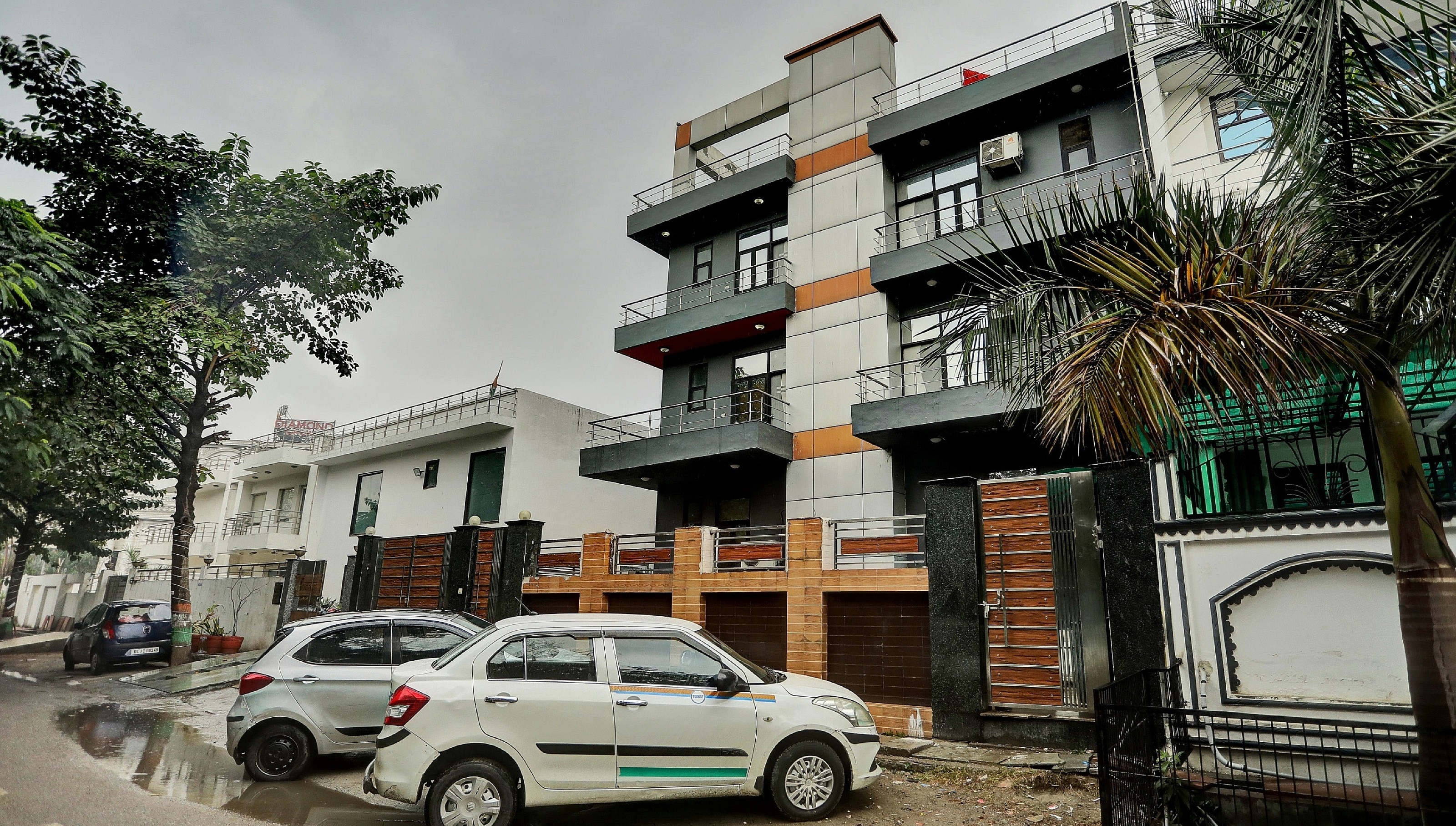 Townhouse Happy Keys Near Iskcon Temple Noida - Tap to explore photos