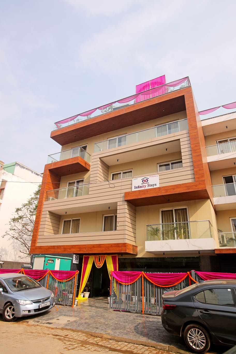 Infinity Stay - Hotel Near Medanta - Tap to explore photos