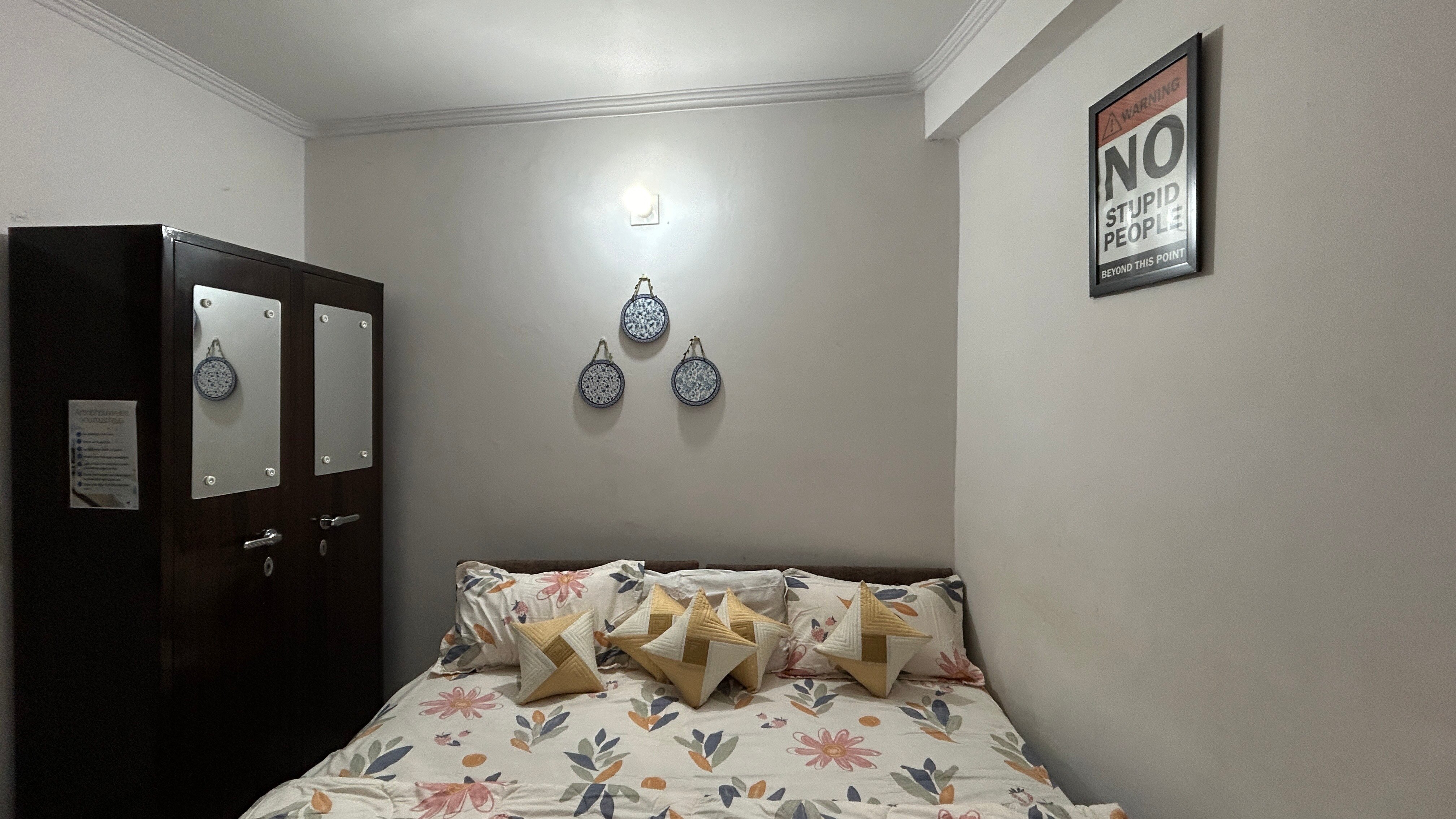 The Comfort Corner Inn : Room & Kitchen in the Heart of the City - Tap to explore photos