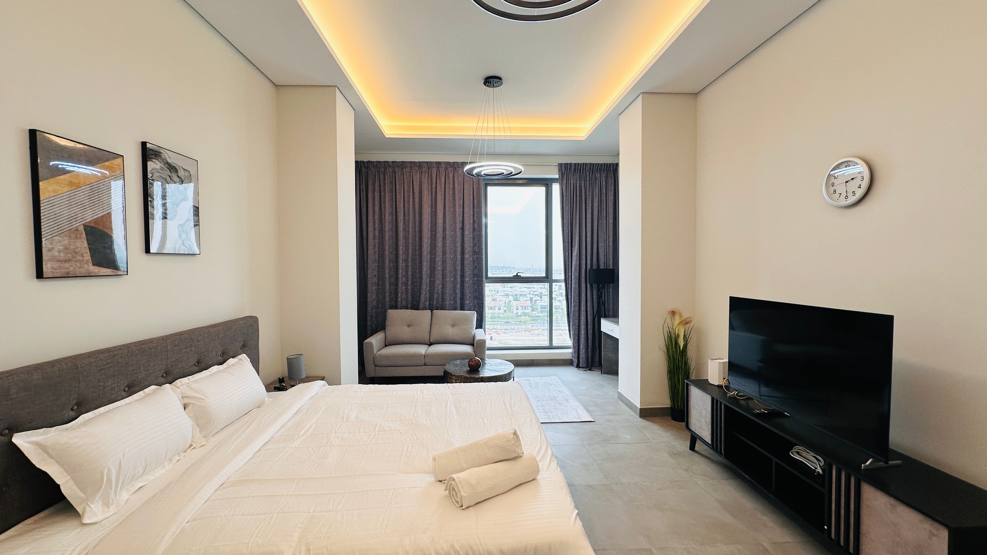 Spacious Studio Apartment Canal View Business Bay by Belvilla - Tap to explore photos