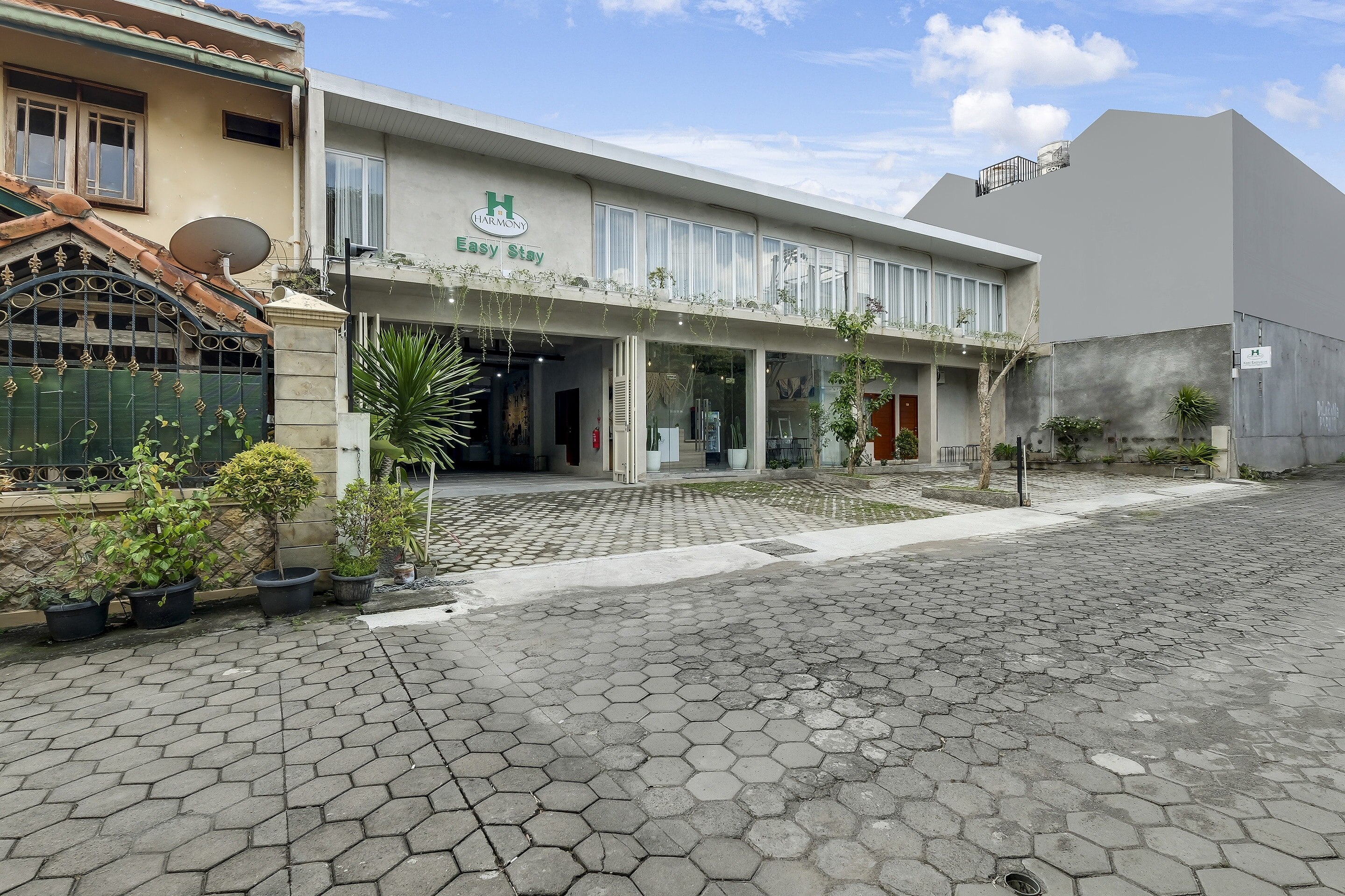 Super OYO Capital O 90983 Harmony Easy Stay - Tap to explore photos