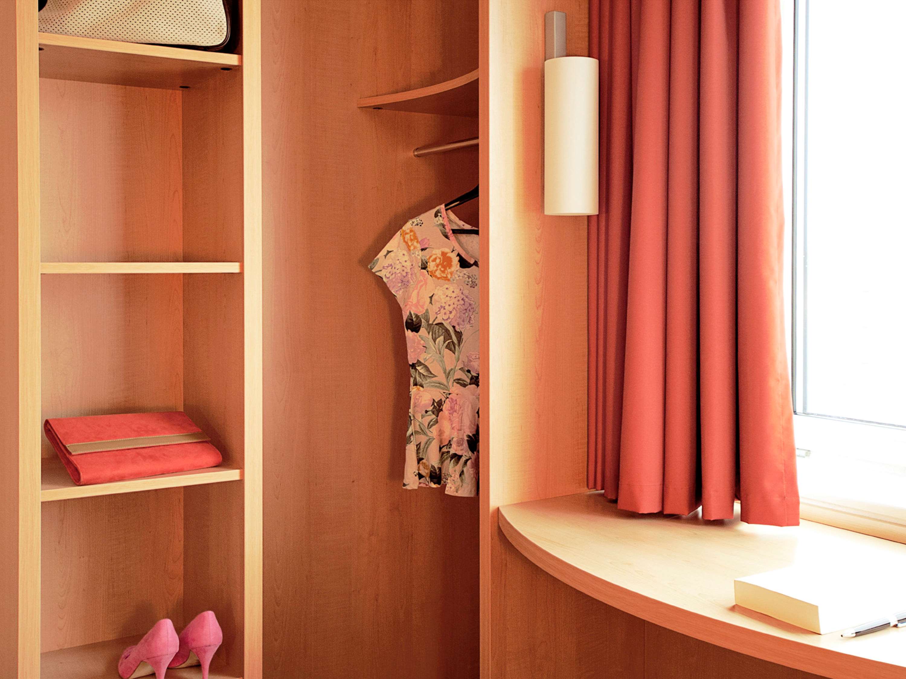 Hotel ibis London Luton Airport - Tap to explore photos