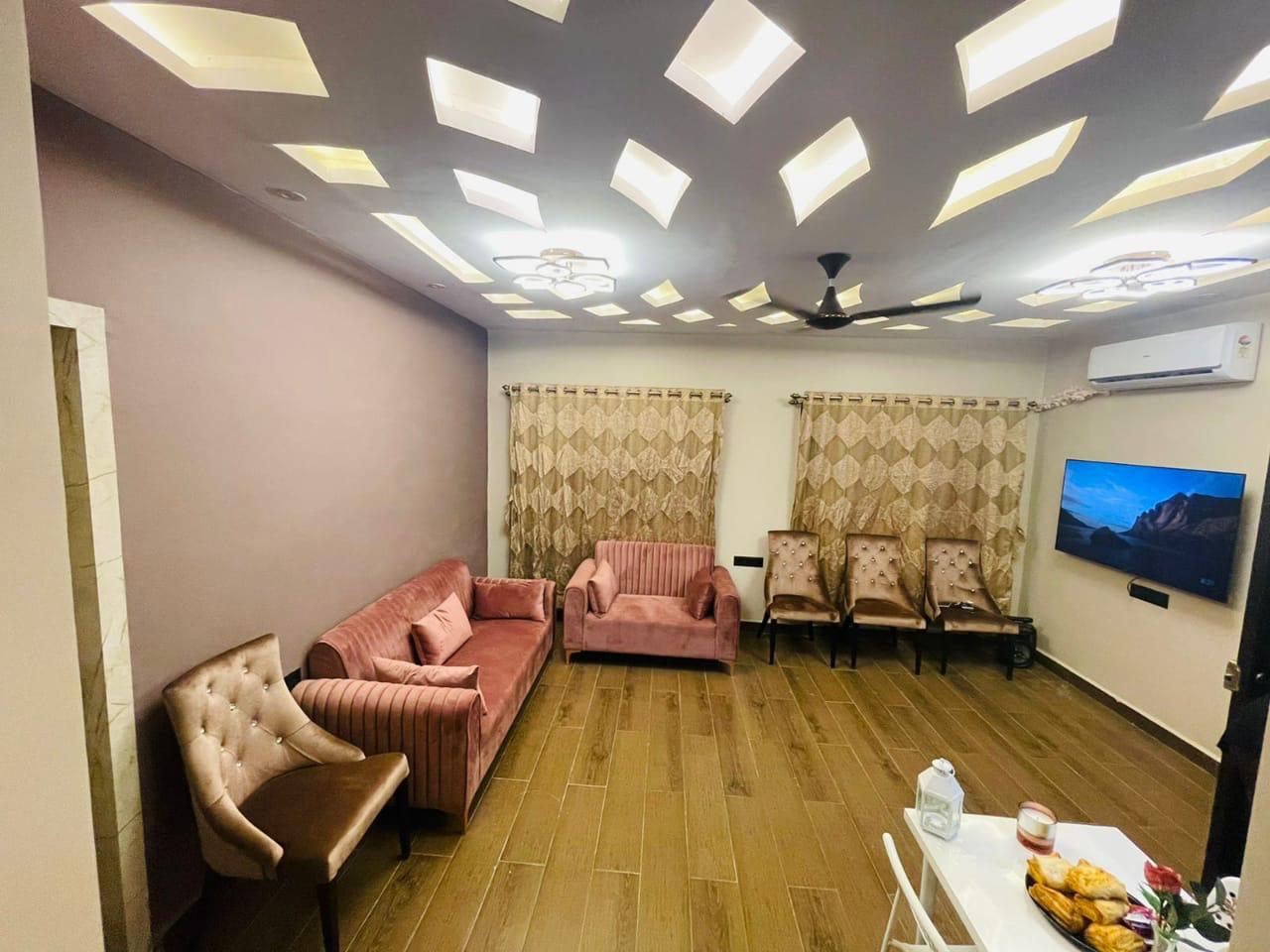 Sun and Shine 3BHK with Pvt Pool - Tap to explore photos