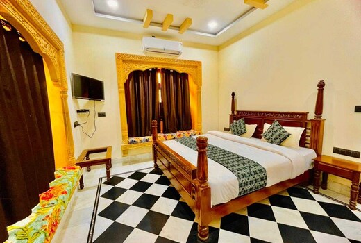 Hotel O Royal Queen