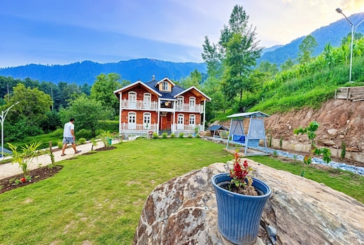 Ahaad 4BR Forest View Cottage in Srinagar by Homeyhuts