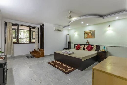 2 Bed Bath Home with AC Kitchen WiFi Parking