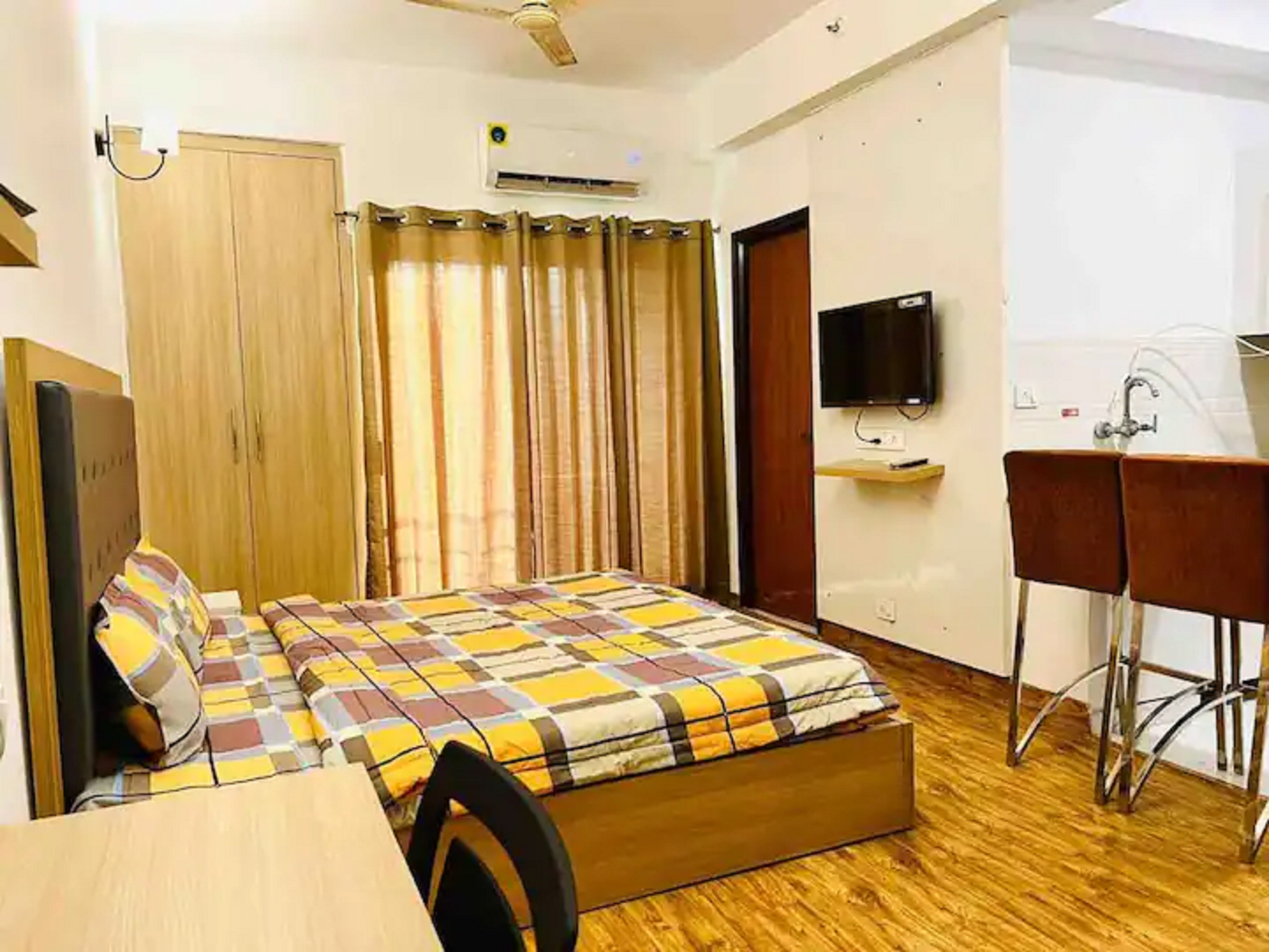 Lovely And Stylish Noida Studio - Tap to explore photos
