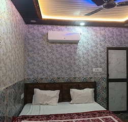 Deluxe AC | Attached Washroom