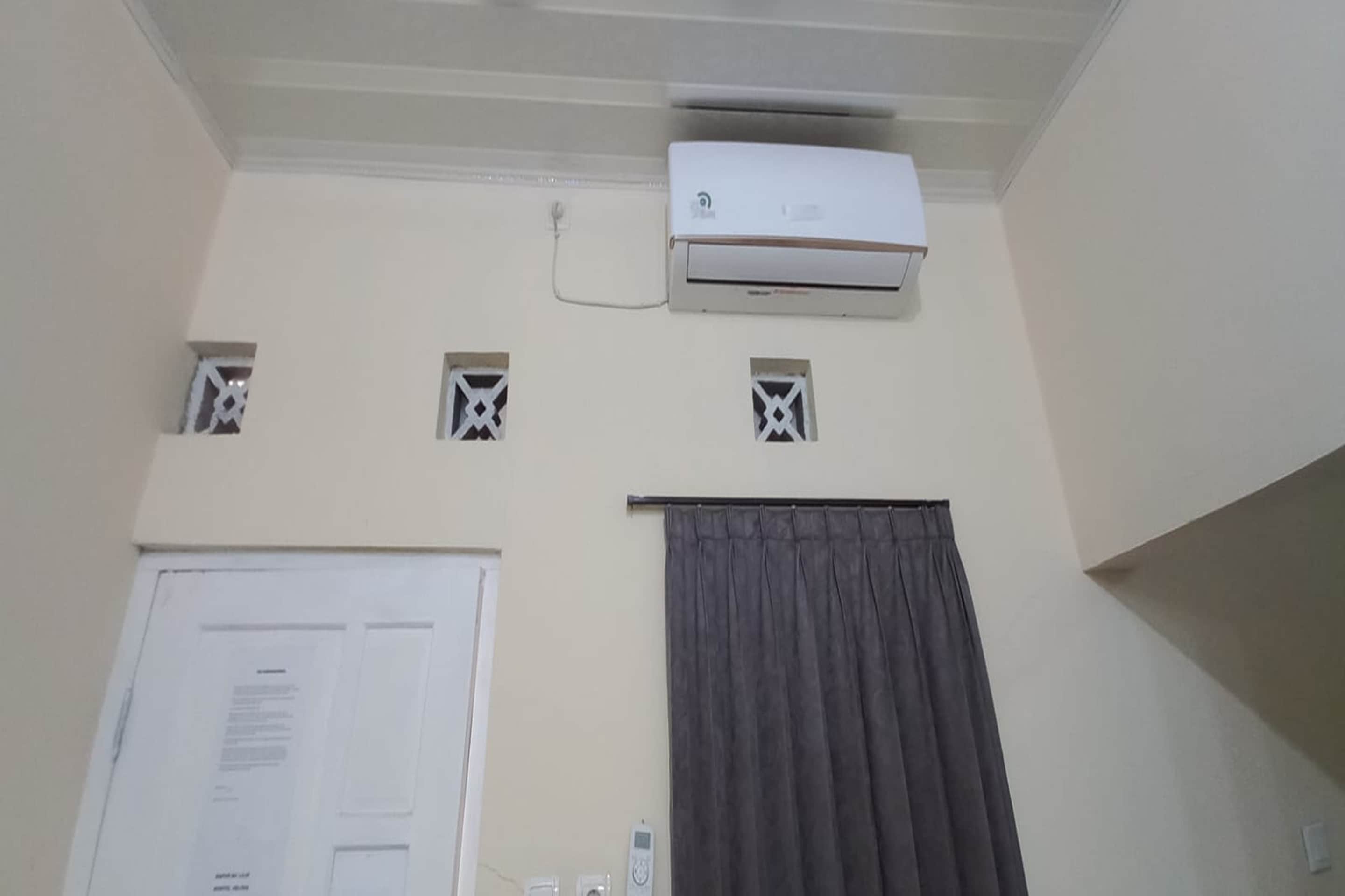 OYO 93768 Setia Budi Guest House 1 - Tap to explore photos