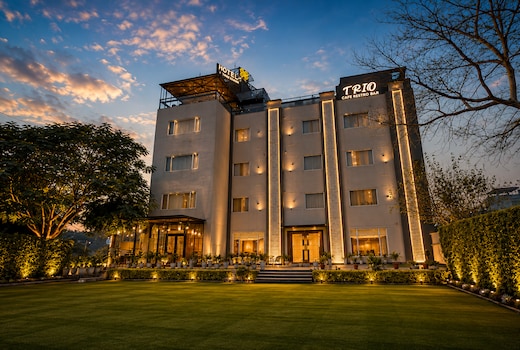 Hotel Three Seasons - Near Parikrama Marg