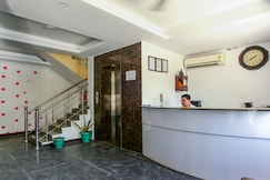 Hotel Rampal Plaza near Apollo Hospital, Delhi