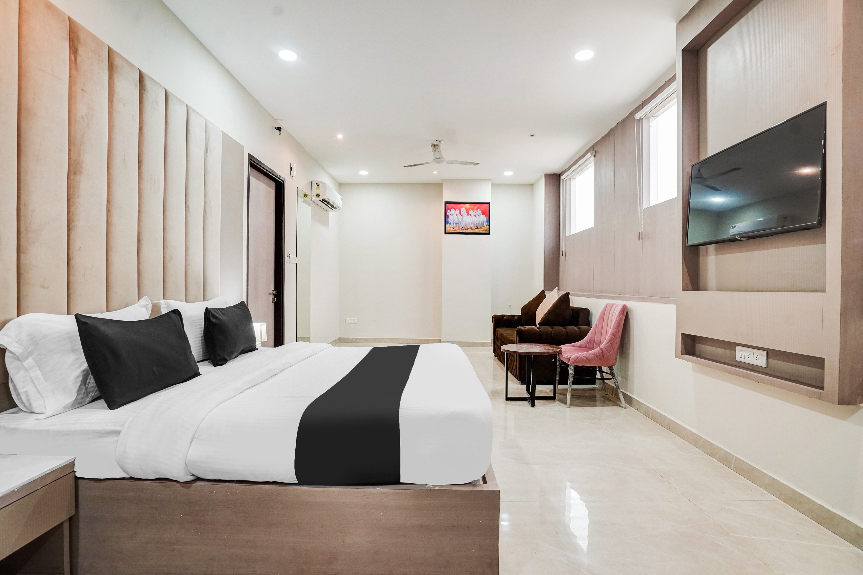 Hotel O STAR DIVINE HOTEL - Tap to explore photos