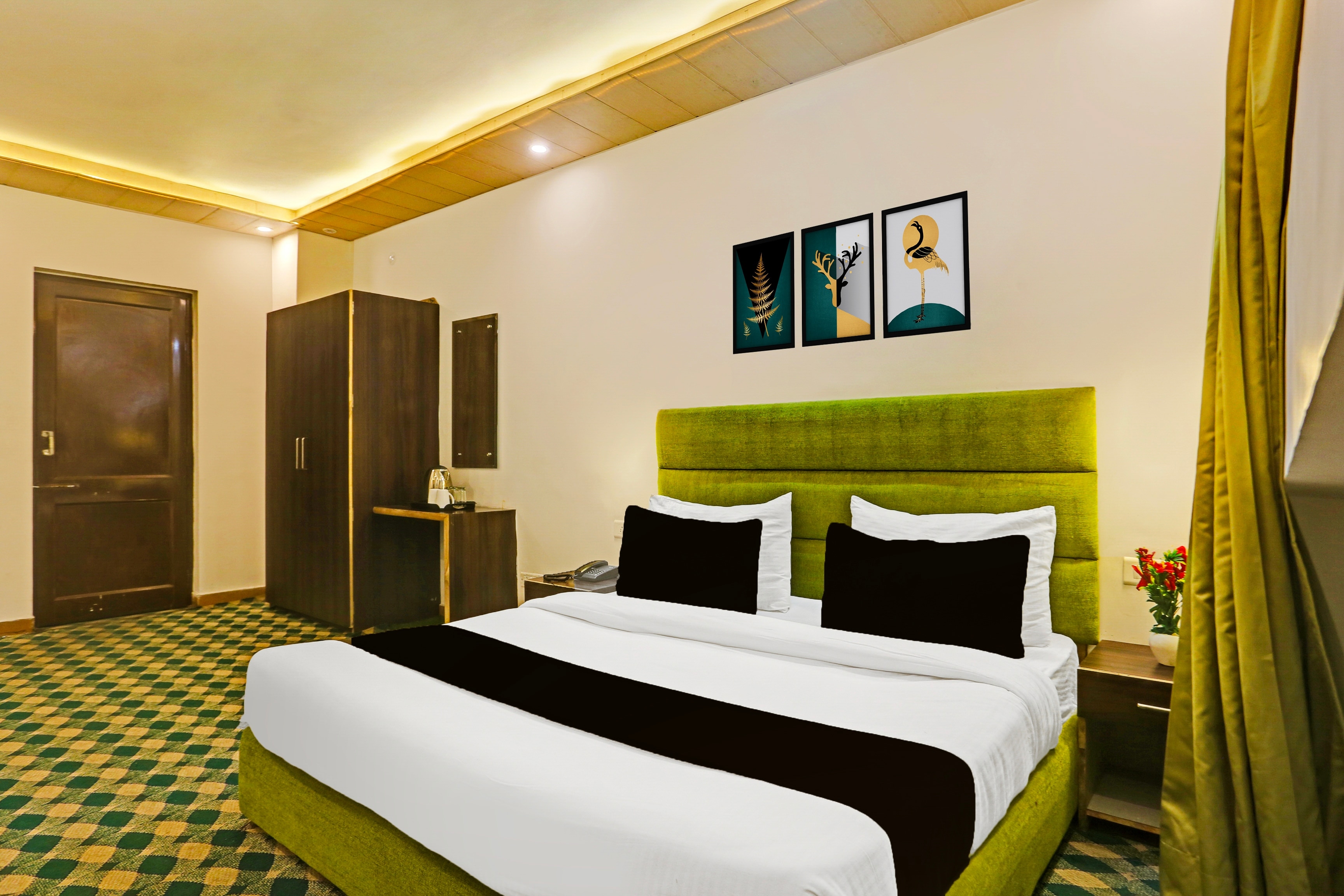 Townhouse Oak ISBT Formerly the Hotel Horizon - Tap to explore photos