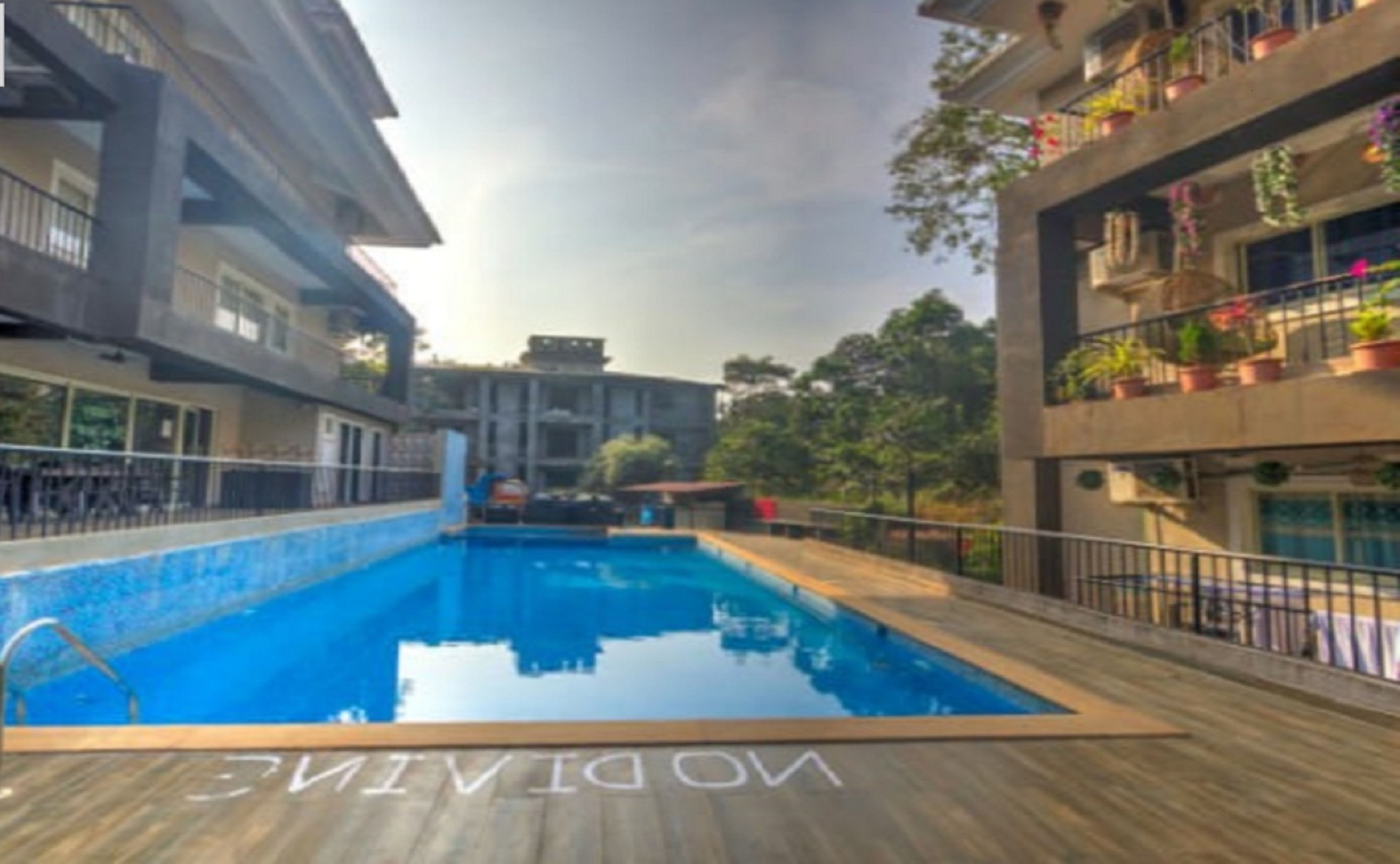 Stunning 2bhk apartment with Pool, wi-fi & parking - Tap to explore photos