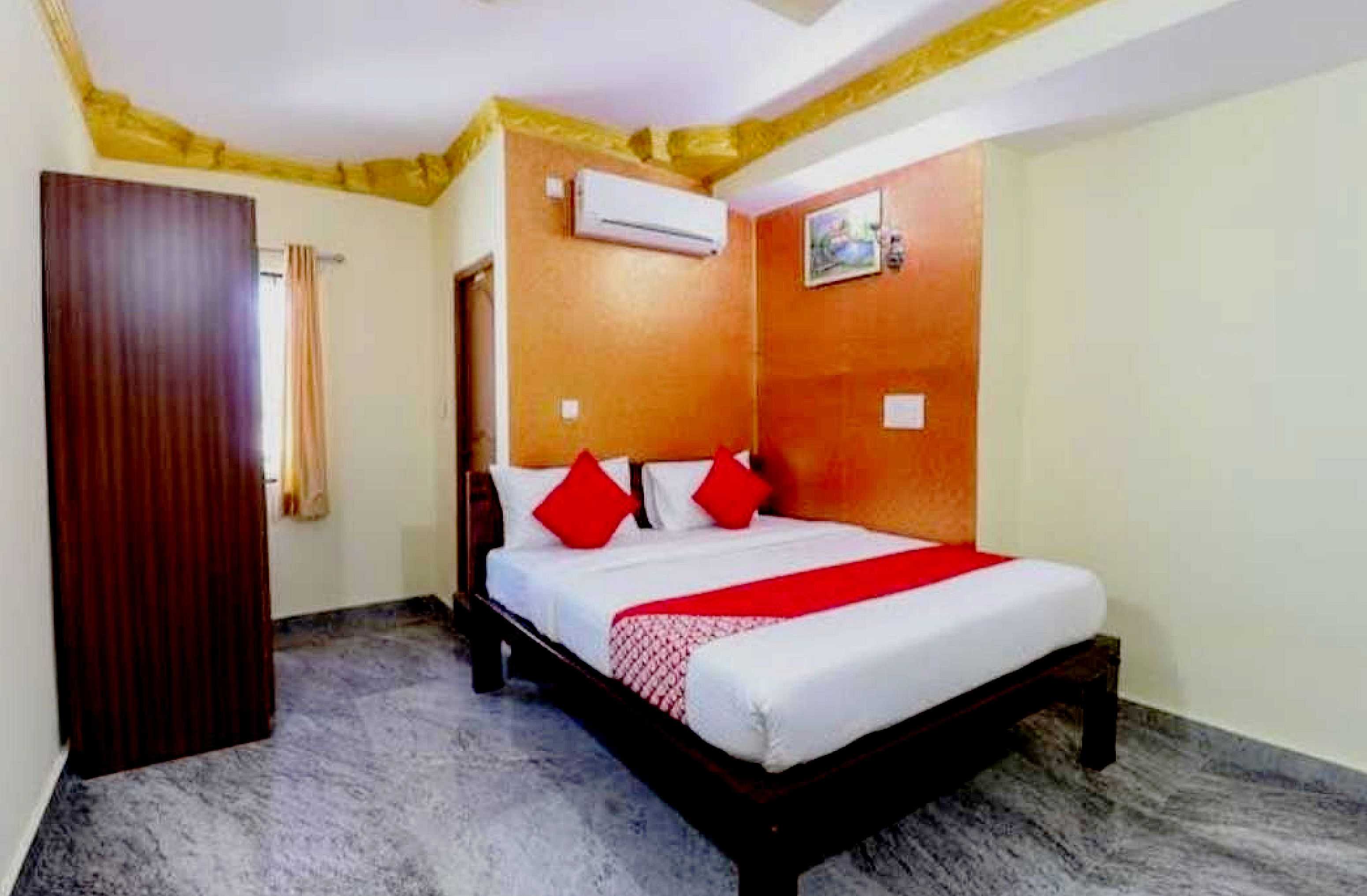 Collection O Emara Galaxy Executive Rooms - Tap to explore photos