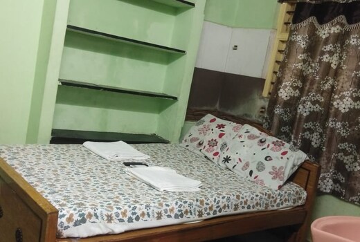 FAMILY GUEST HOUSE NEAR BUS STAND