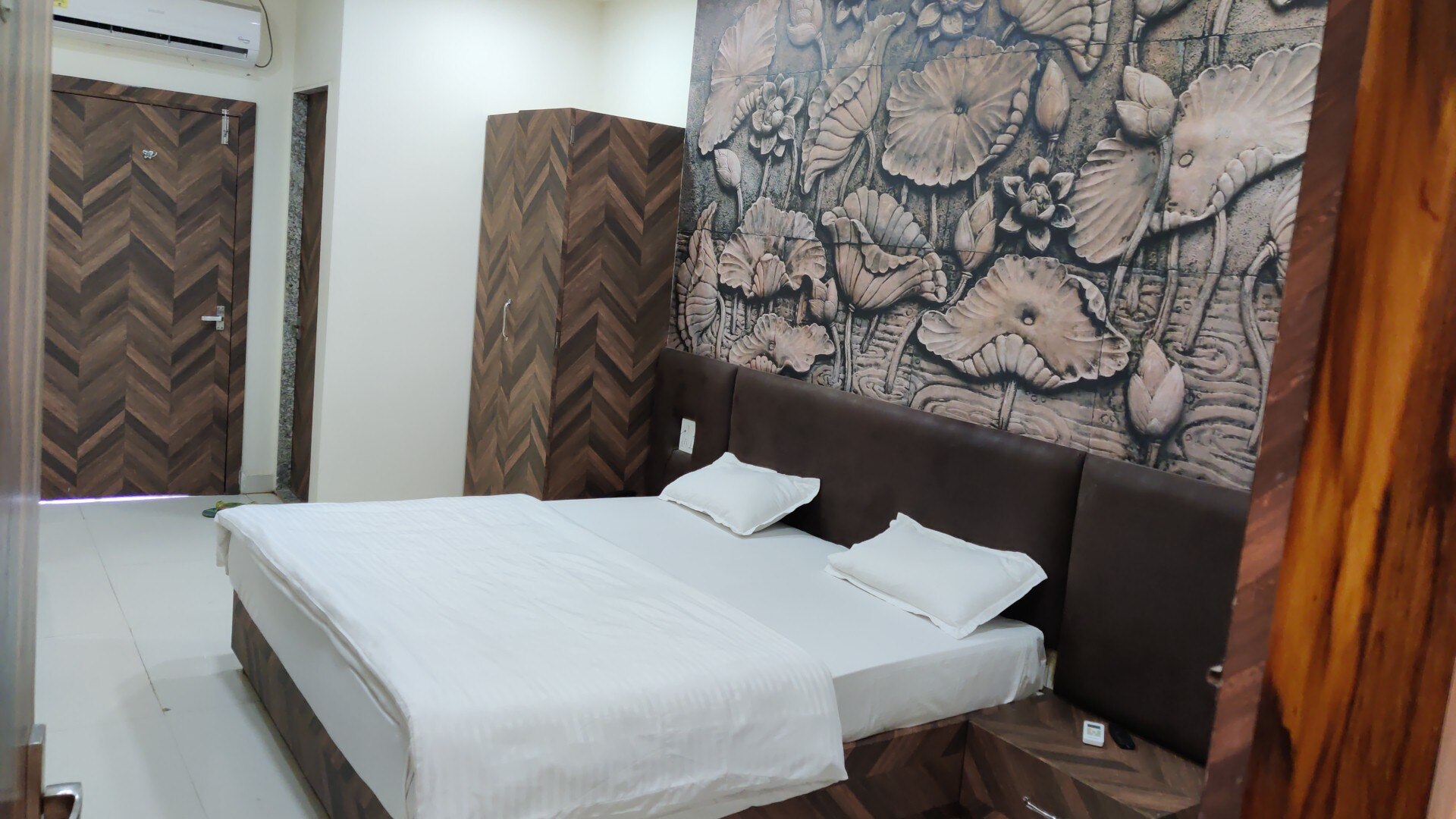 Hotel Mangalam Palace - Tap to explore photos