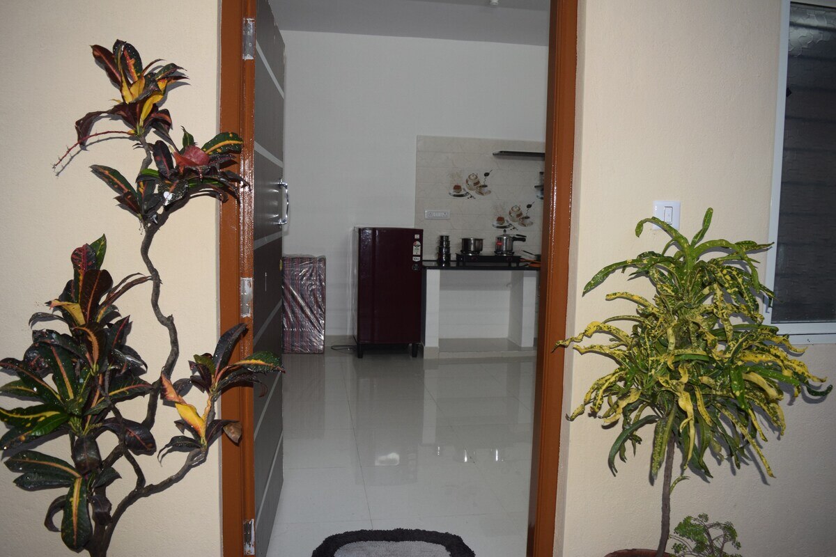 ABeautiful studio on 2nd flr with kitchen and wifi - Tap to explore photos