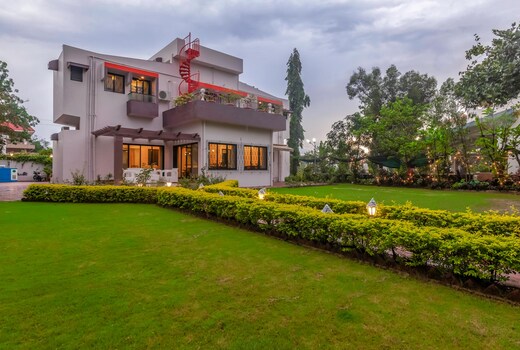 StayVista | Fairfield Villa w/ Lawn & Mountain View