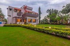 StayVista | Fairfield Villa w/ Lawn & Mountain View, Lonavala
