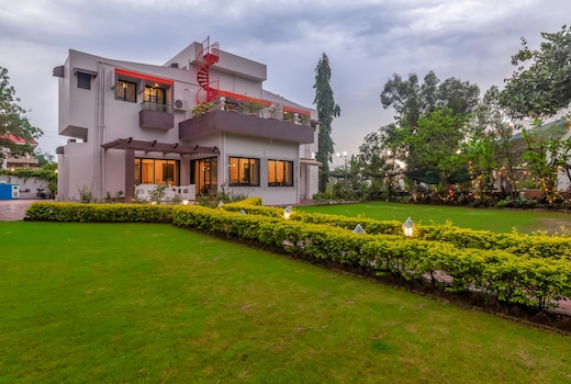 StayVista | Fairfield Villa w/ Lawn & Mountain View