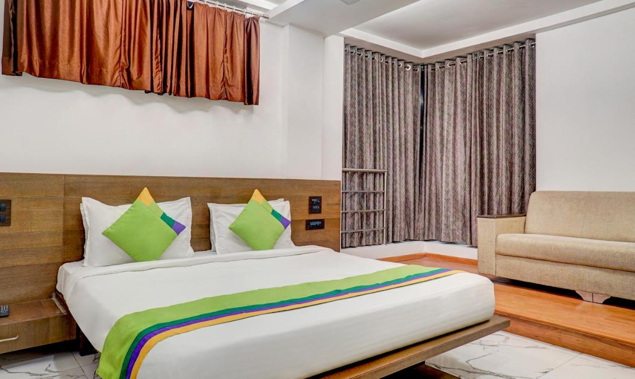 Executive AC Room 1