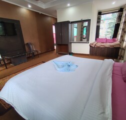 Family Room With Attach 360 Balcony And Mountain View