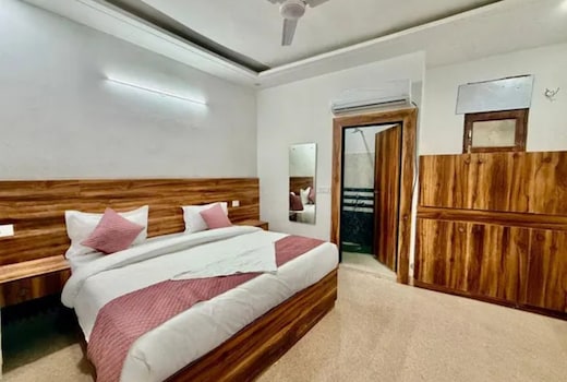 FabHotel Sky Sector 76