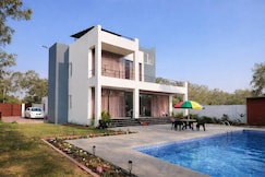 Spacious Villa with Pool Sunlit Living Spaces, Hasanganj