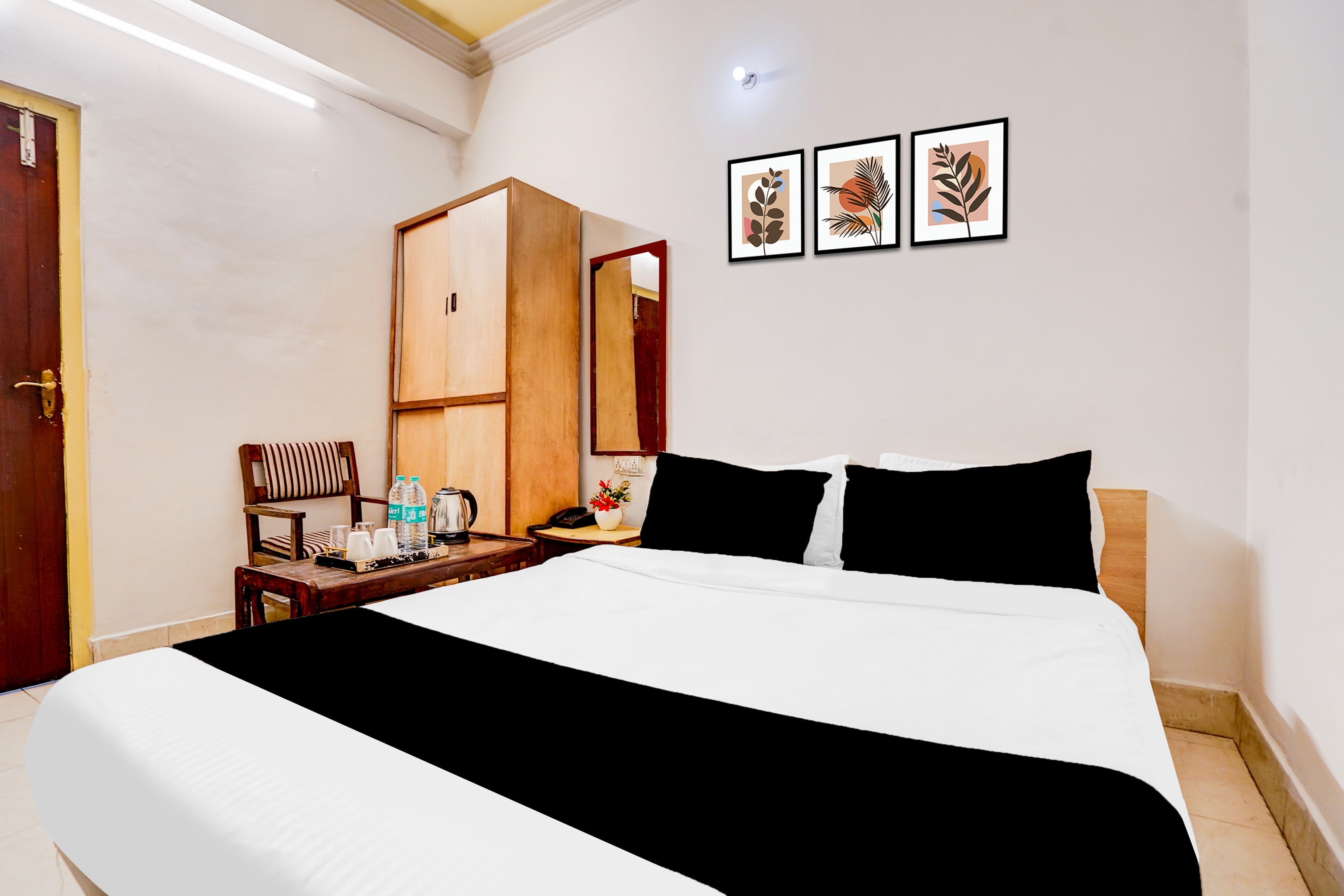 Hotel O Hussainganj Near Vidhansabha - Tap to explore photos