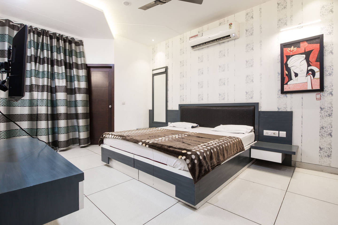 Homlee | Luxury Inn 5 Star Spacious Home with Kitchen - Tap to explore photos