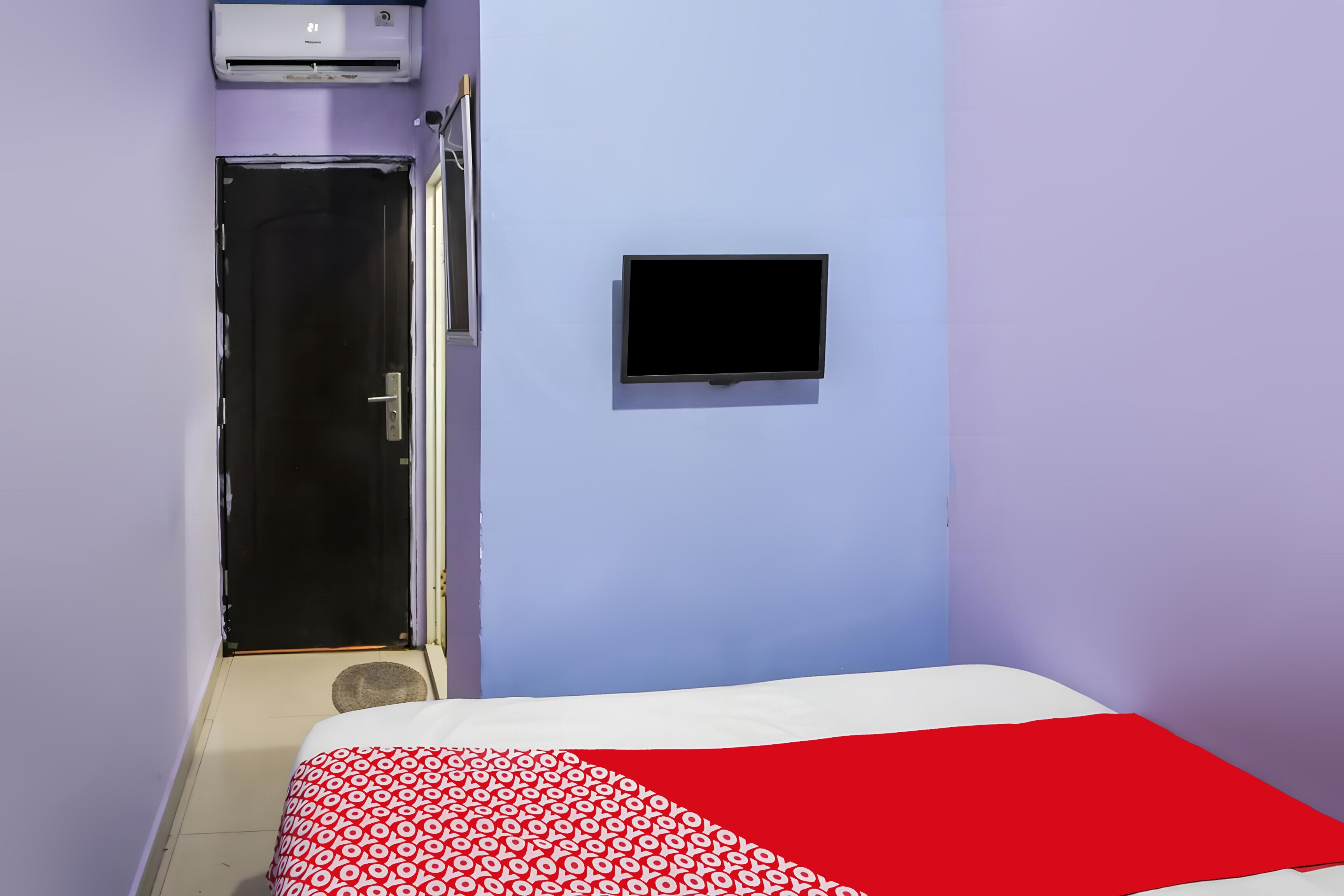 OYO 93772 Iconiq Rooms - Tap to explore photos