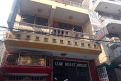 Yash Guest House  @ 01 Minute walk in Nizamuddin Railway Station, Delhi