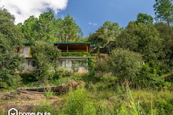 Bloomstone Orchard Mukteshwar 3BR By Homeyhuts, Mukteshwar