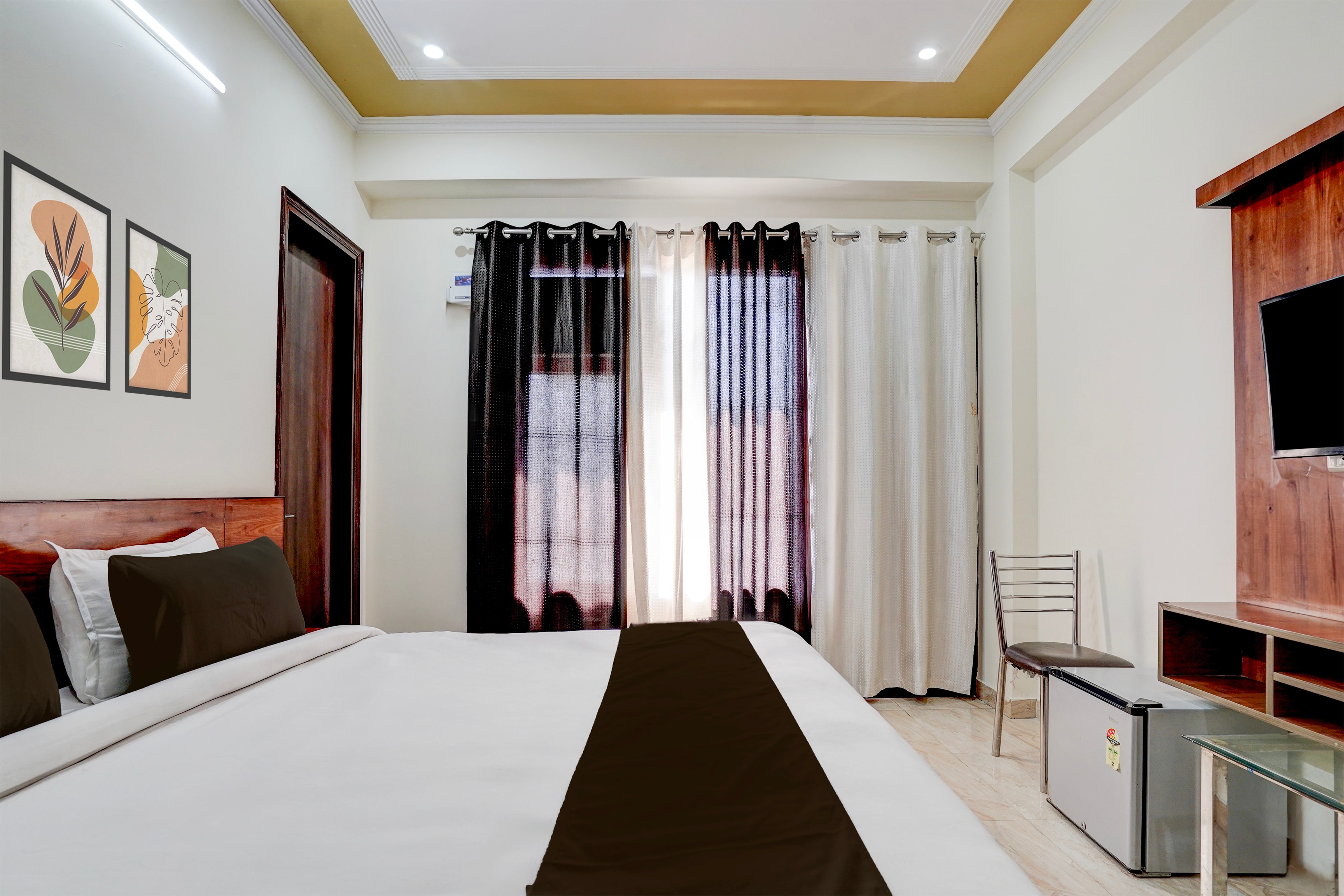 Collection O Sunshine Corporate Suite - Tap to explore photos