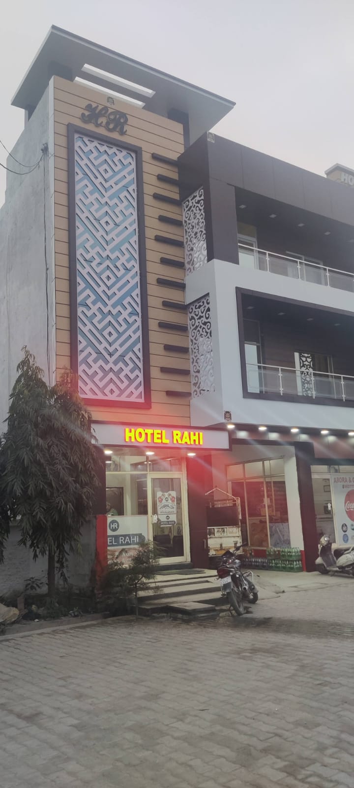 Hotel Rahi - Tap to explore photos