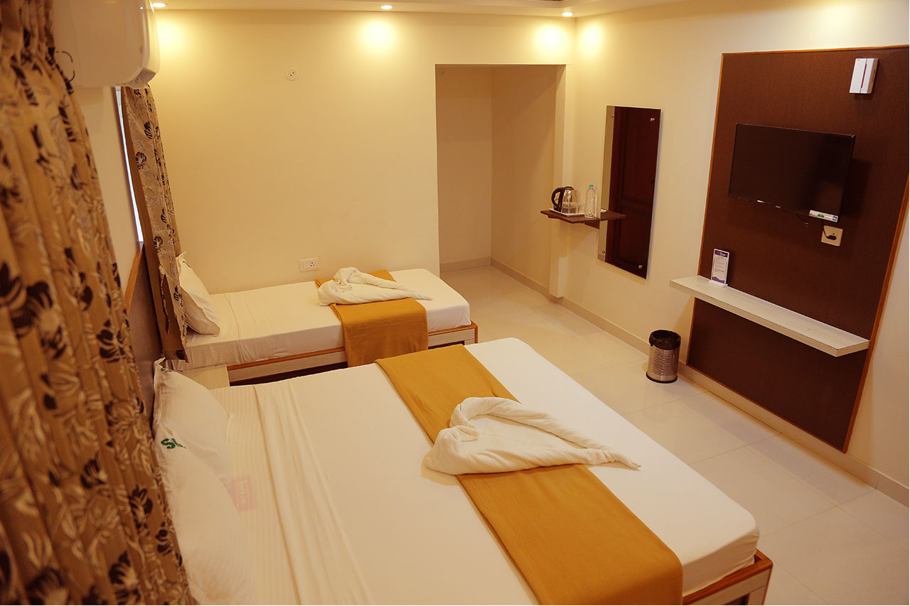 Hotel Sri Kumaran Castle - Tap to explore photos