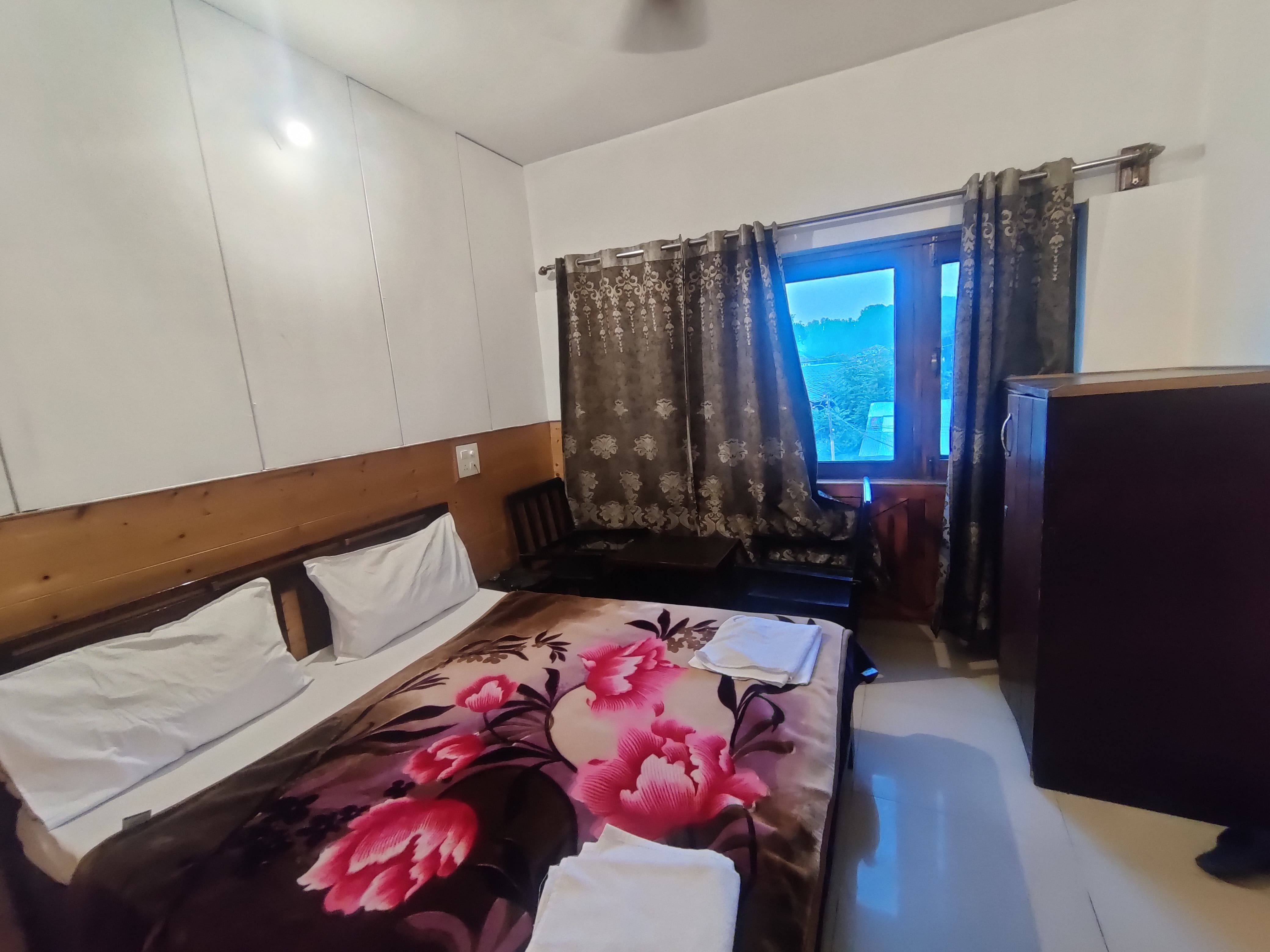 Pinez Guest House - Tap to explore photos
