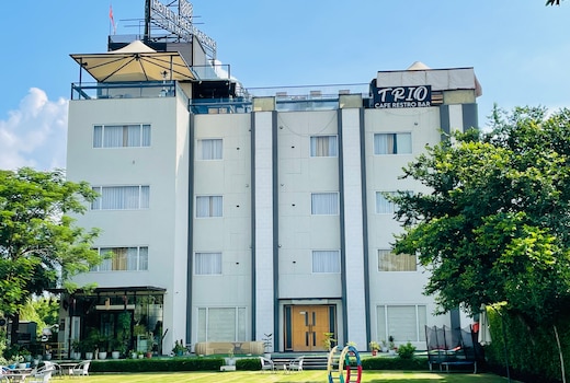 Hotel Three Seasons