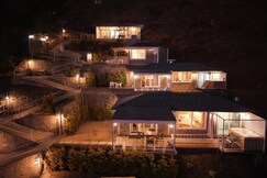 Wooden Cabin with balcony garden, Kanatal