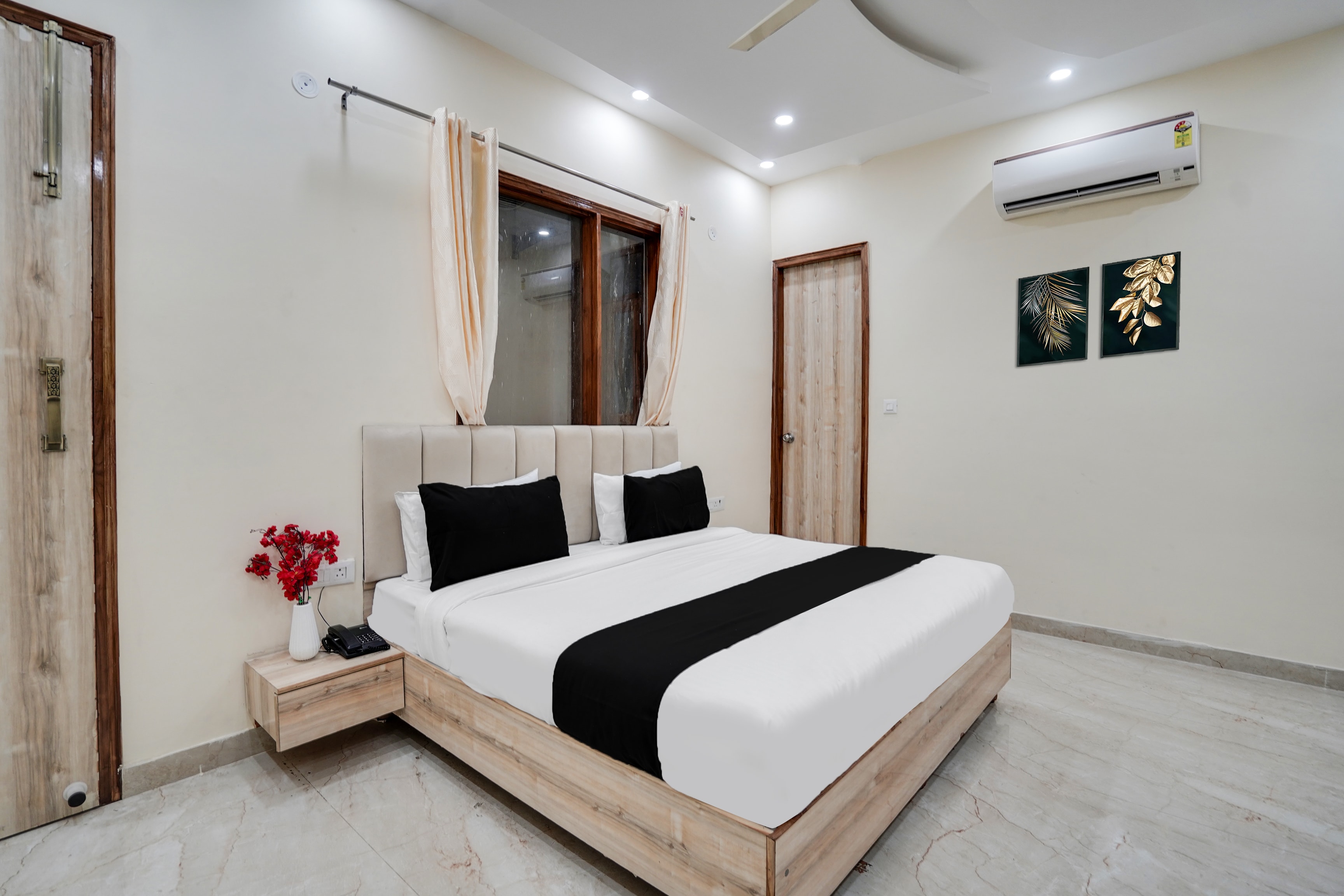 Super Townhouse Sector 63 A Noida - Tap to explore photos
