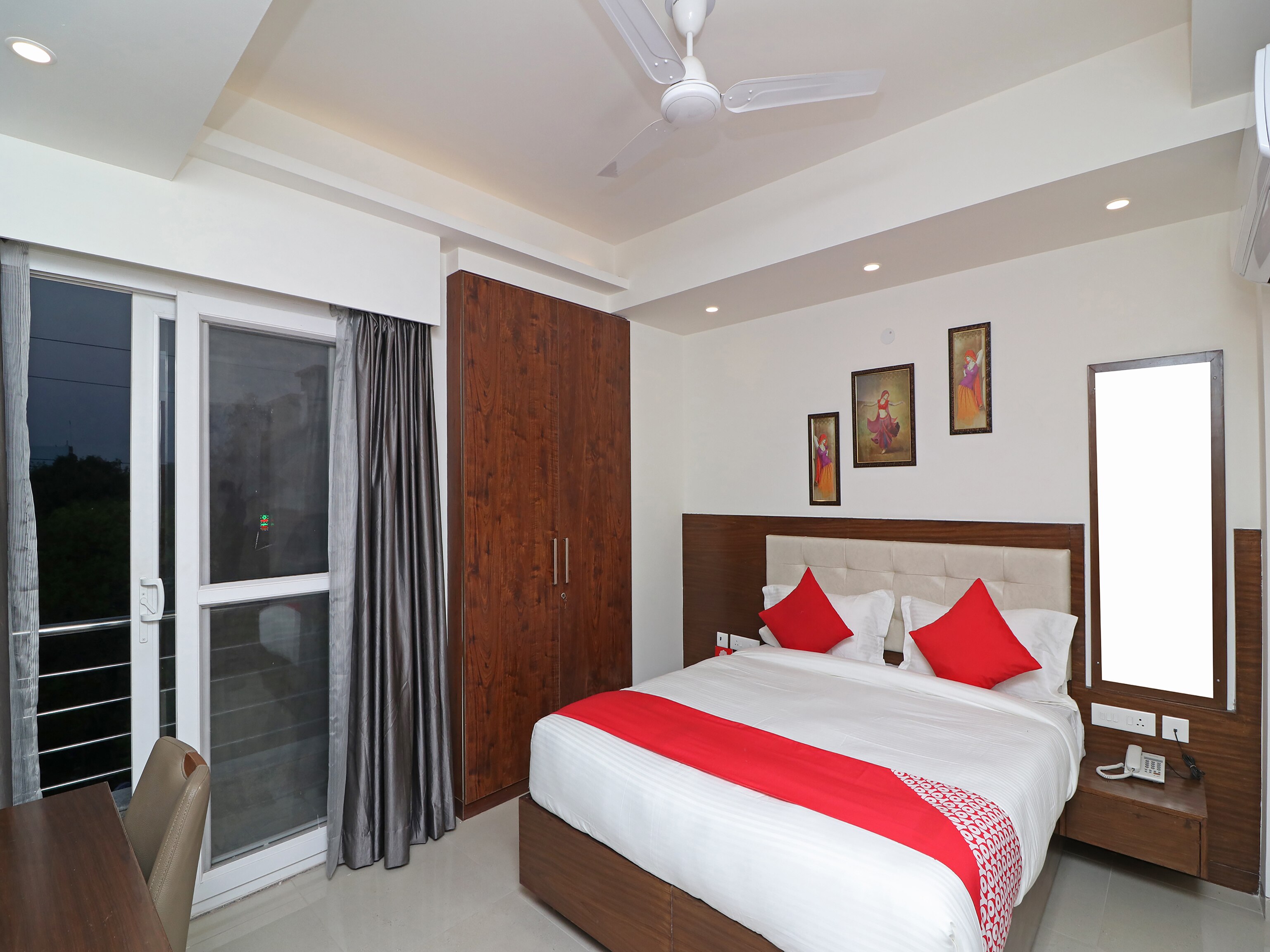Oyo 37722 Silver Oak Luxury Comfort Inn Delhi Use Code Oyopaynow