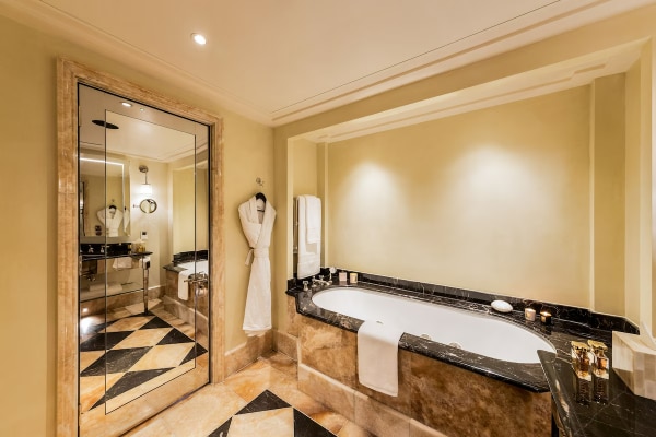 Loscar London Hotel - Tap to explore photos