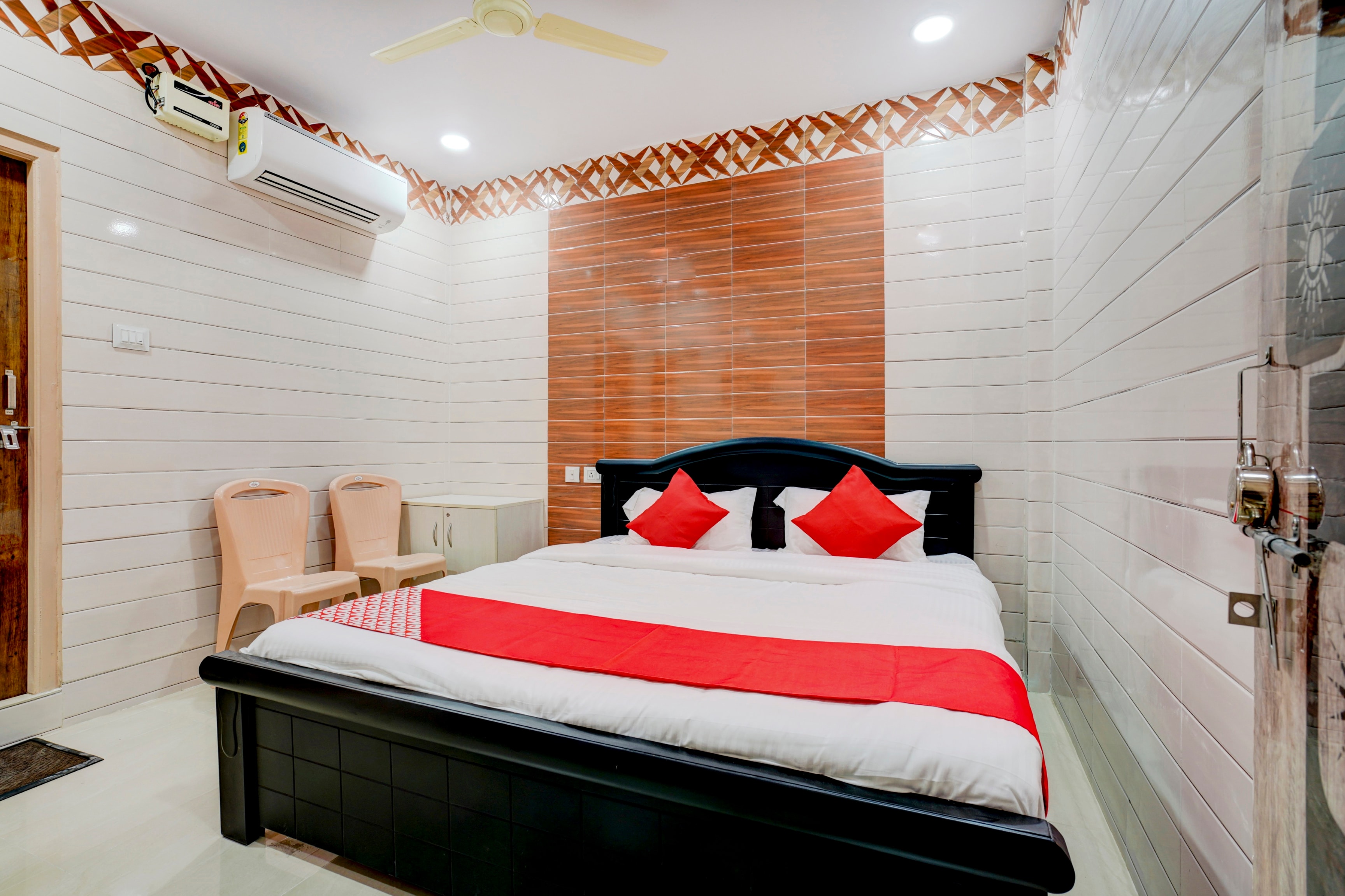 Hotel O Aroma Classic Near Nampally Main Railway station - Tap to explore photos