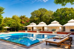 Unwind Resort, Bagli